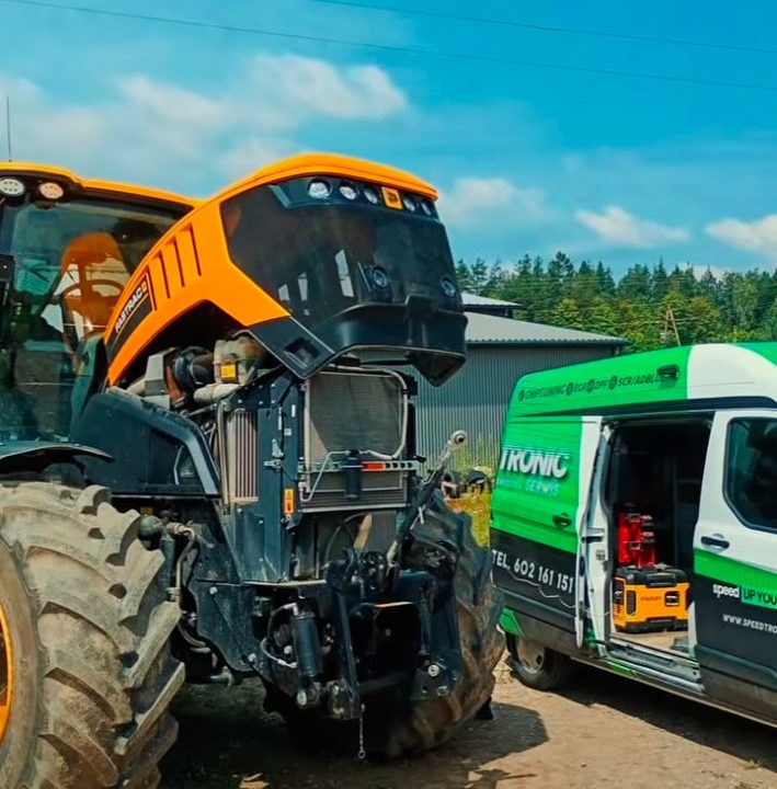 JCB Fastrac 8330 z otwartą maską i mobilny serwis SpeedTronic