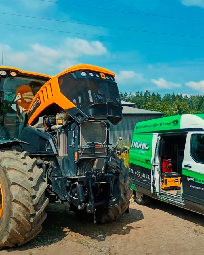 JCB Fastrac 8330 z otwartą maską i mobilny serwis SpeedTronic